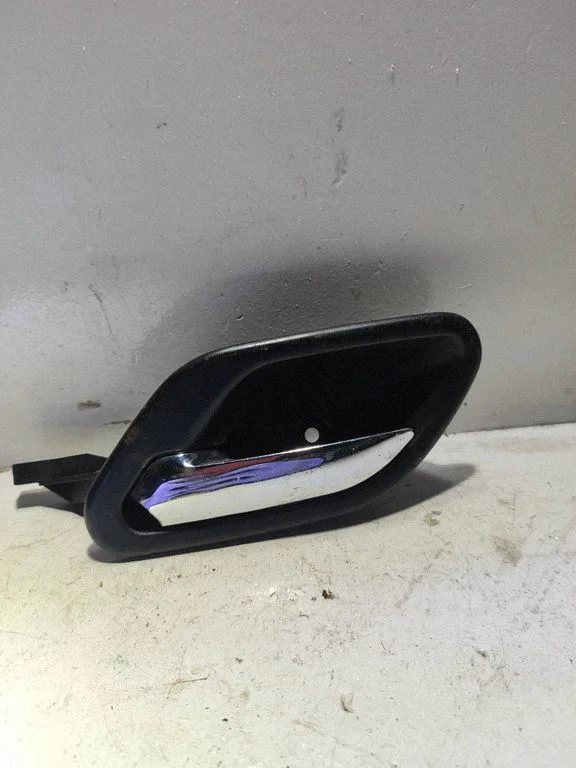 Front door interior handle 8226049