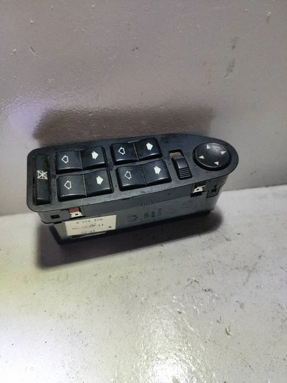 Electric window control switch 6904306