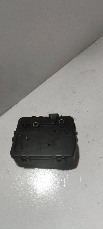 Aizmugurējā vāka slēdzene F00P1K0251