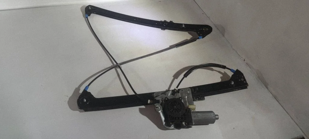 Front door window regulator with motor 8254912