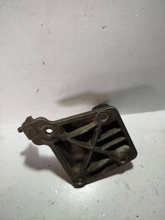 Engine mount bracket 7512263