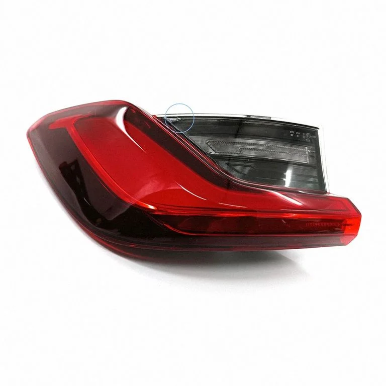 Lampa tylna w błotniku H3744275708