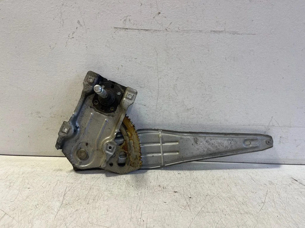 Mechaninis galinio lango pakėlimo mechanizmas