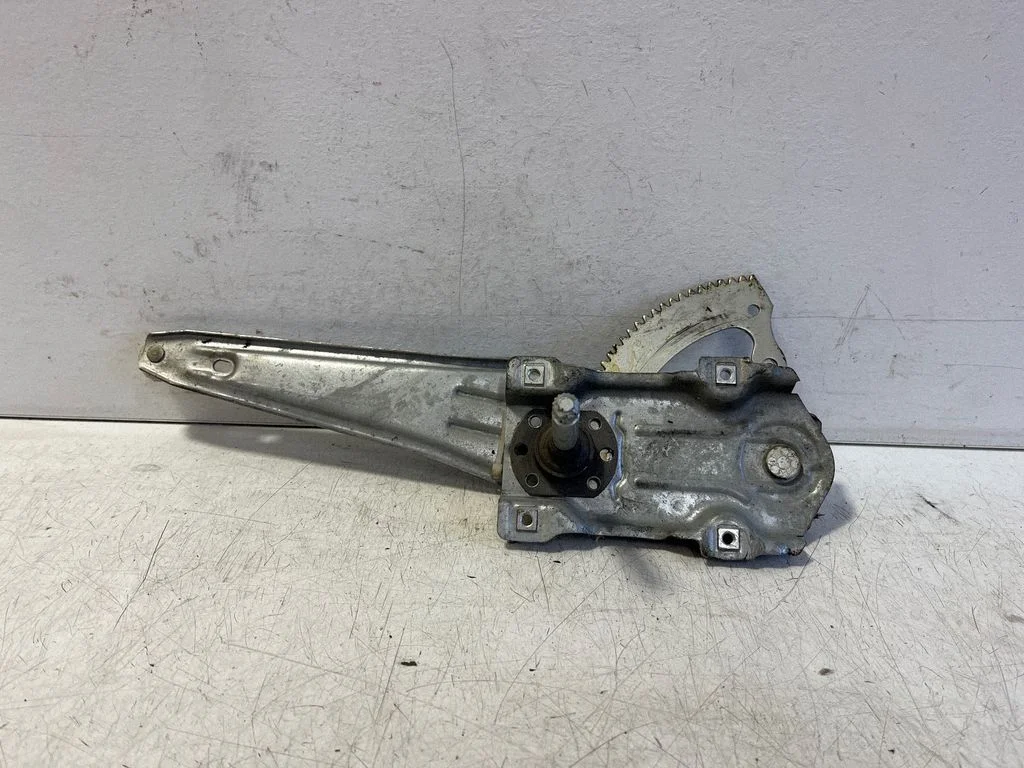 Mechaninis galinio lango pakėlimo mechanizmas