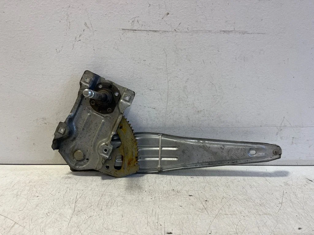Mechaninis galinio lango pakėlimo mechanizmas
