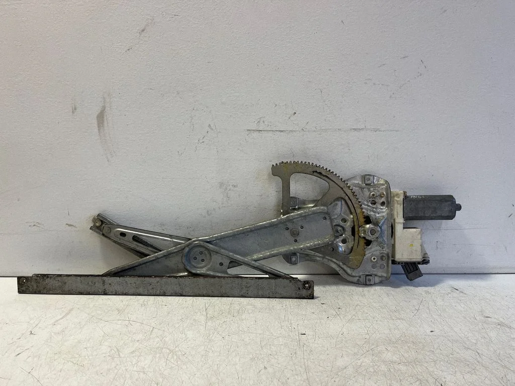 Front door window regulator with motor – Toyota Avensis T250 (2006-2009)