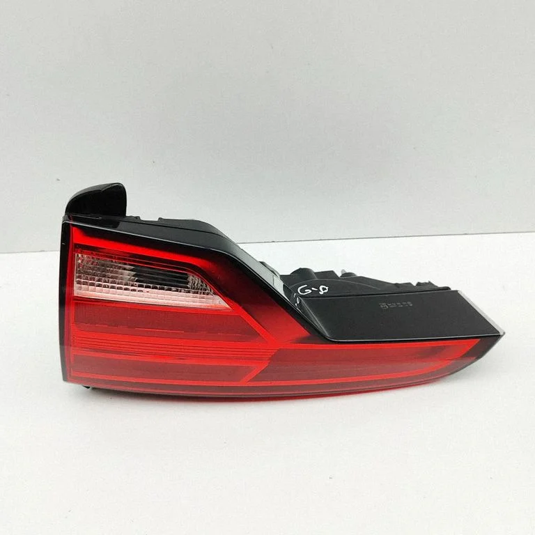 Lampa tylna w klapie 8W9945076A