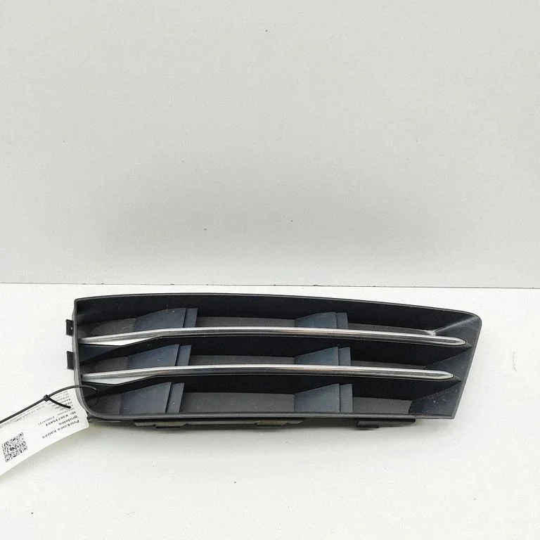 Atrapa przednia (grill) 8W0807681R