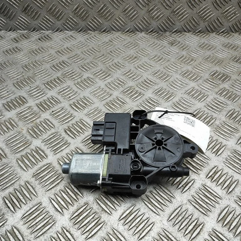 Aizmugurējā loga pacēlāja motoriņš 0130822122