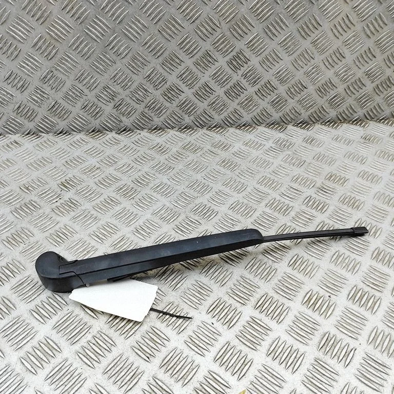 Rear wiper blade arm