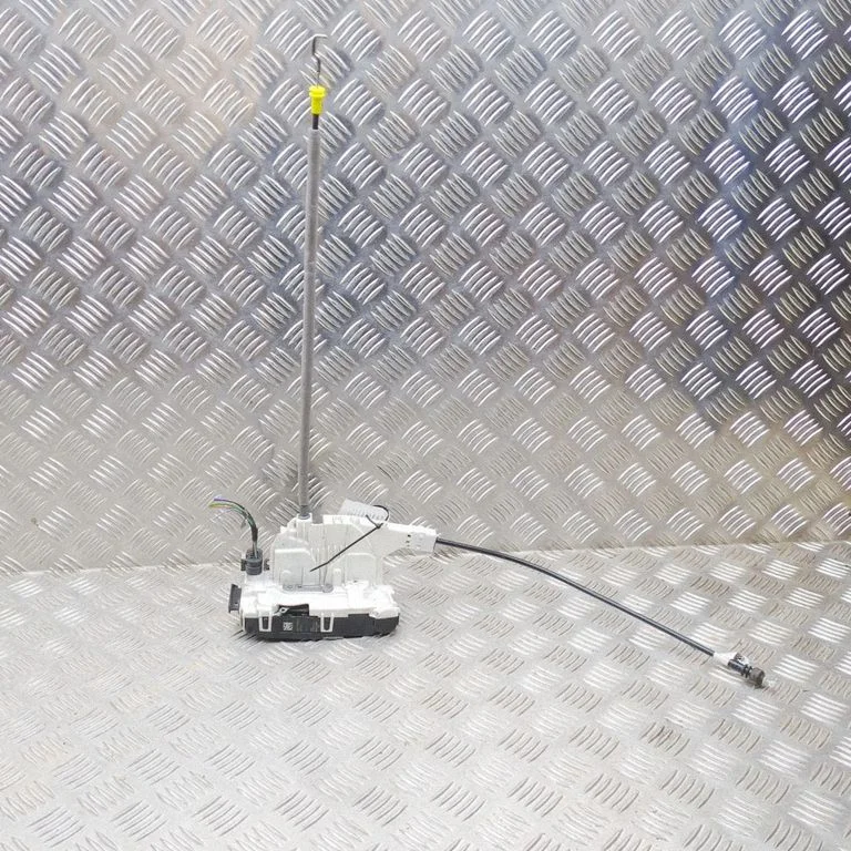 Priekšējo durvju slēdzene A9077200500