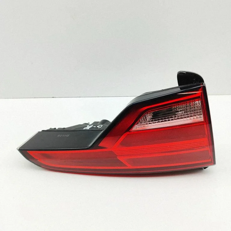 Lampa tylna w klapie 8W9945075A