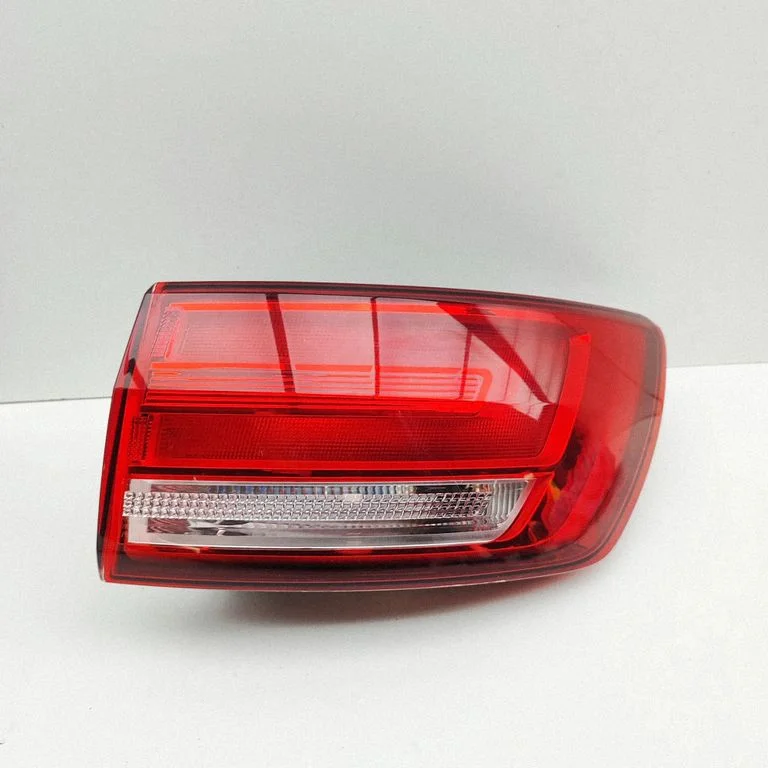 Lampa tylna w błotniku 8W9945070