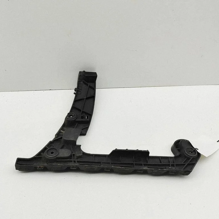 Rear bumper mounting bracket
