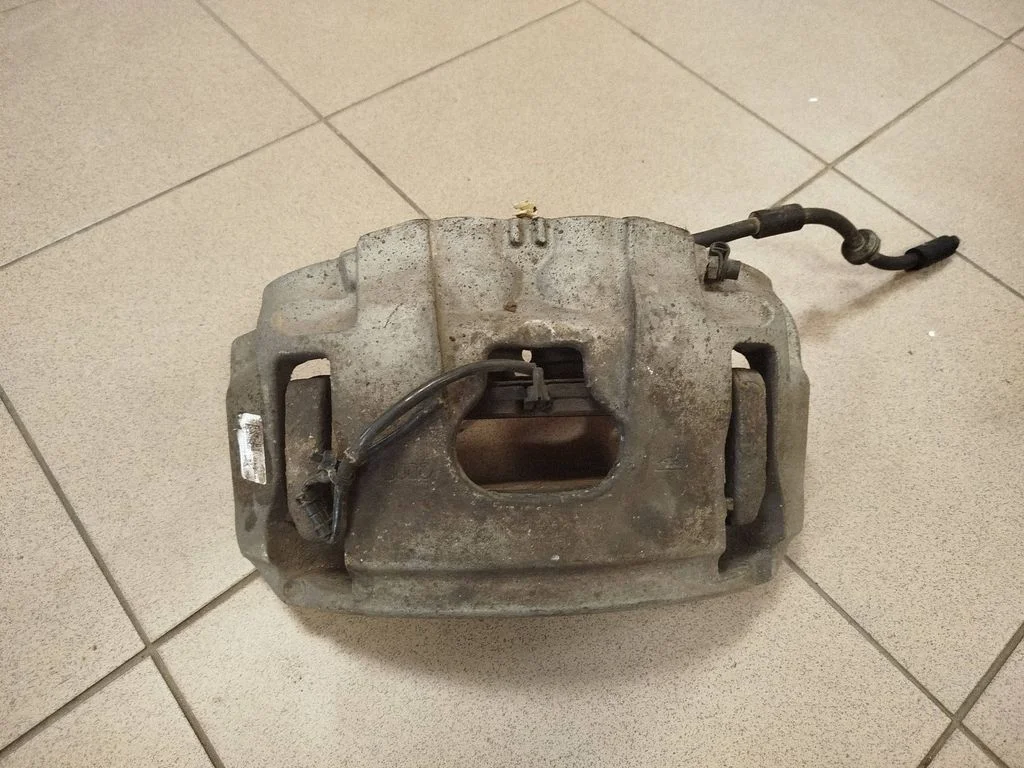 Front brake caliper – right
