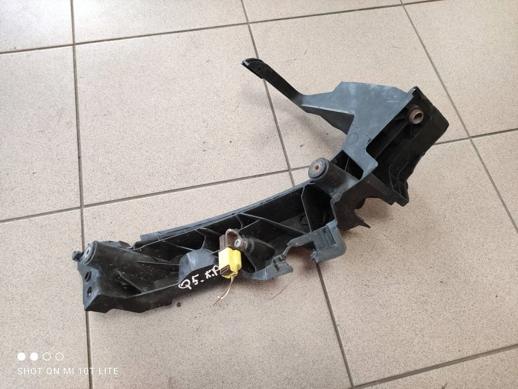 Headlight/headlamp mounting bracket 8R0805607