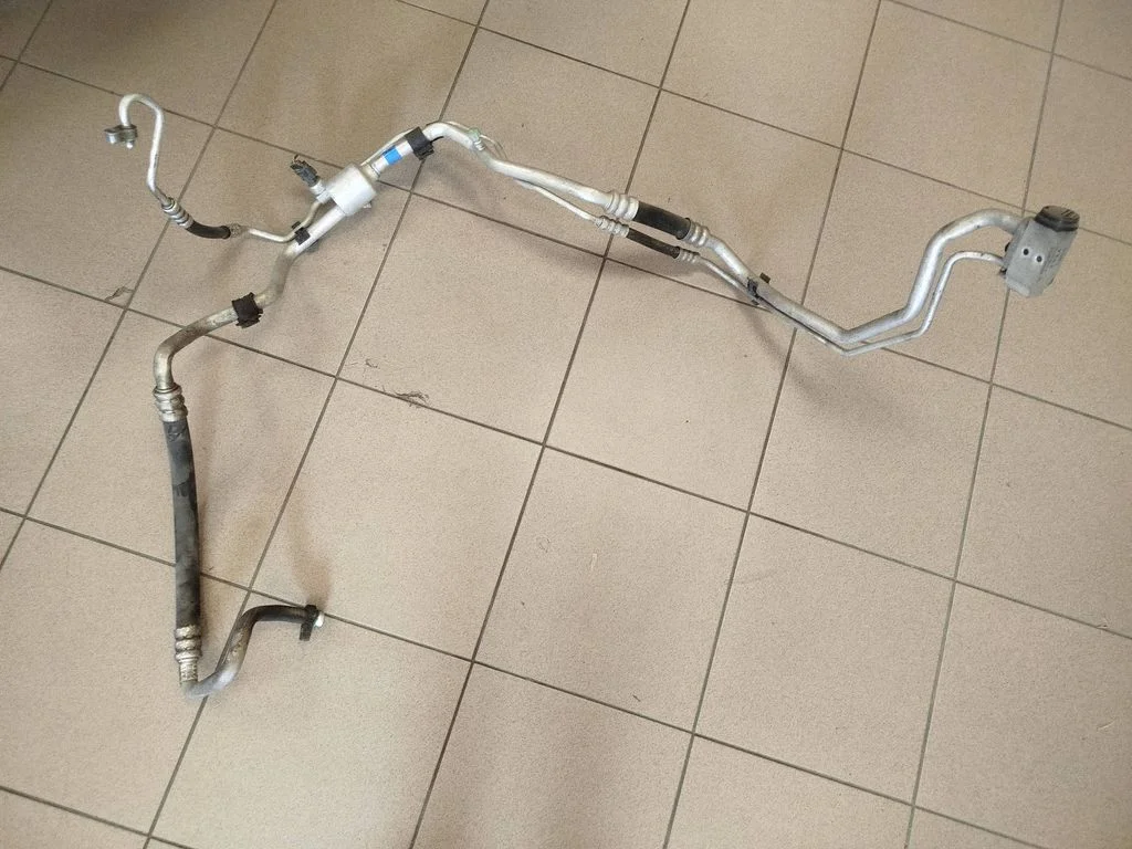 Air conditioning (A/C) pipe/hose E11000010