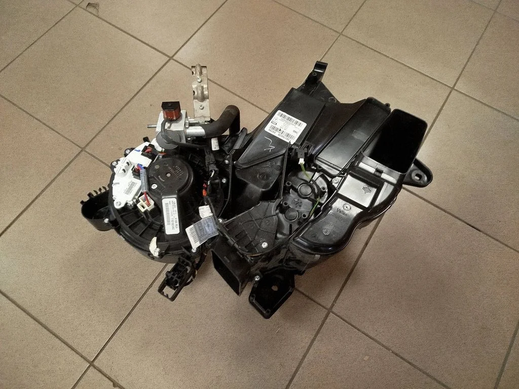Interior heater climate box assembly T1017663B