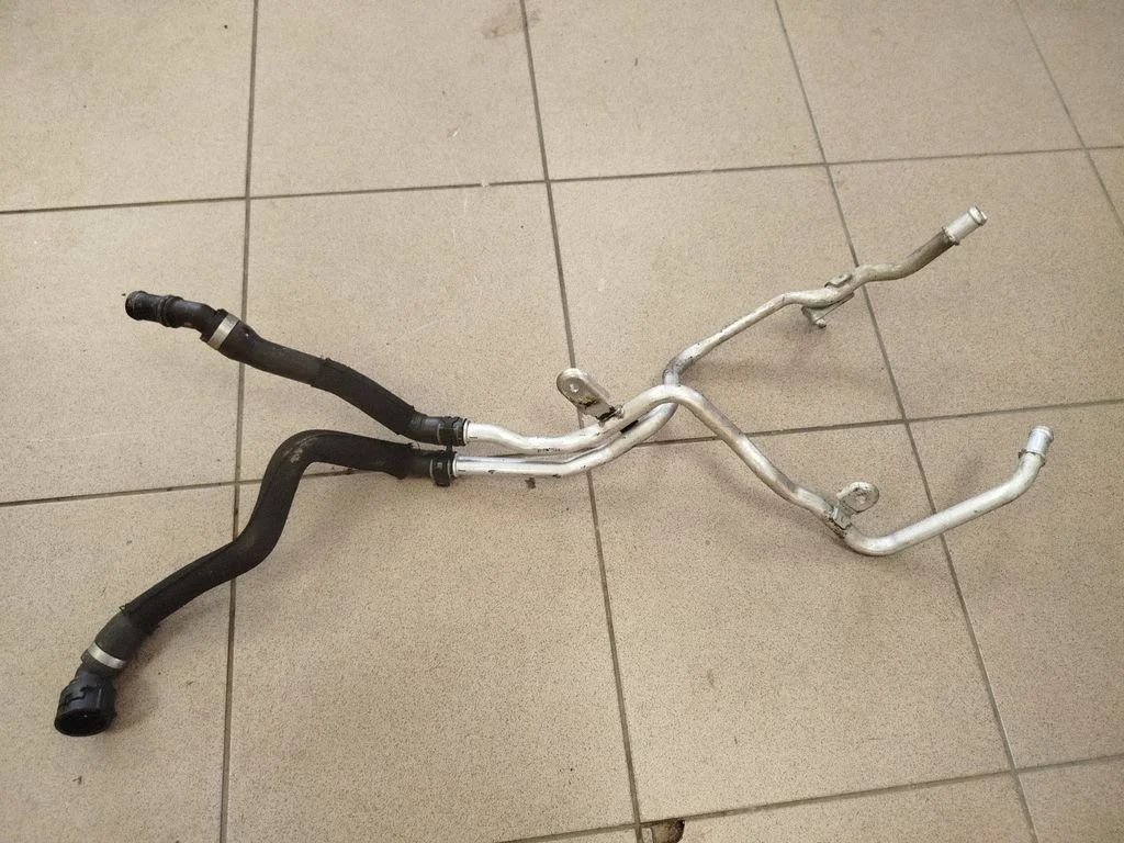 Variklio aušinimo vamzdelis (-ai)/ žarna (-os)