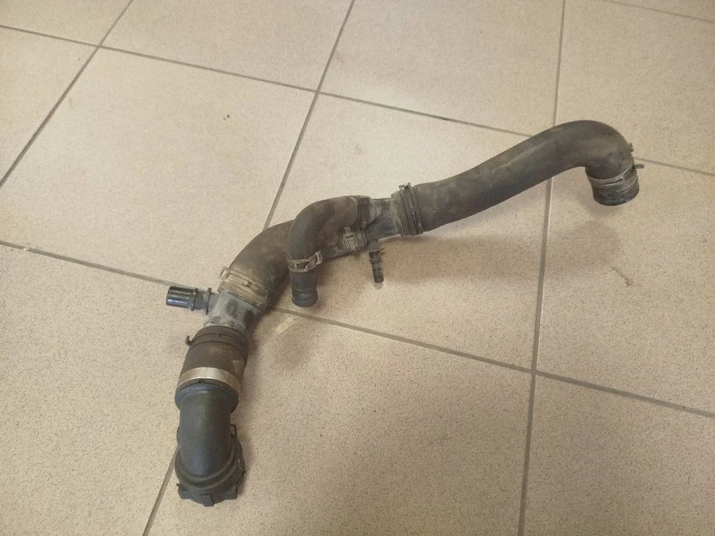 Przewody układu chłodzenia silnika FPLA8266CA