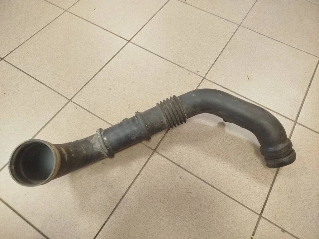 Air intake hose/pipe 1366671080
