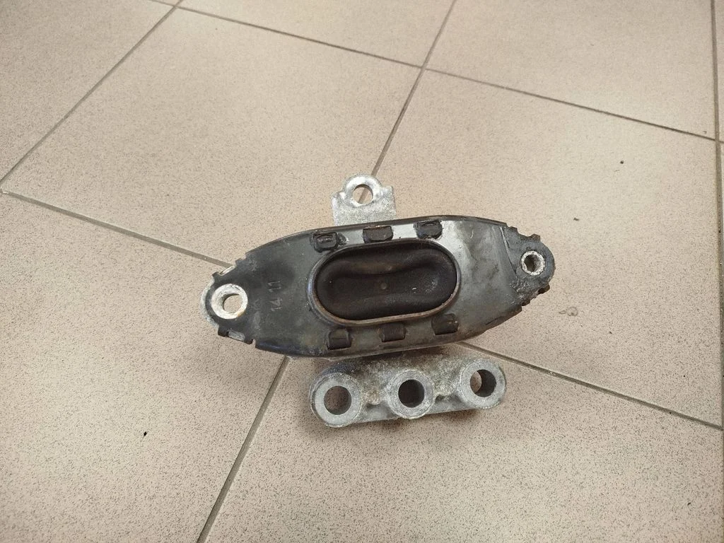 Engine mount bracket