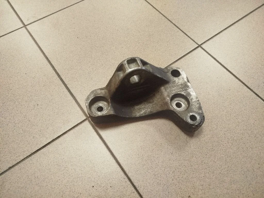 Engine mounting bracket – Volkswagen Multivan T5 (2003-2015)