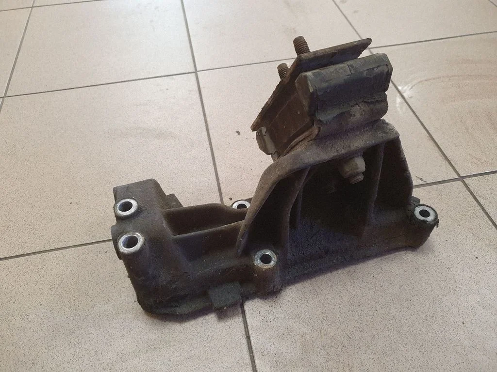 Engine mounting bracket – Iveco Daily 3rd gen (2000-2006)