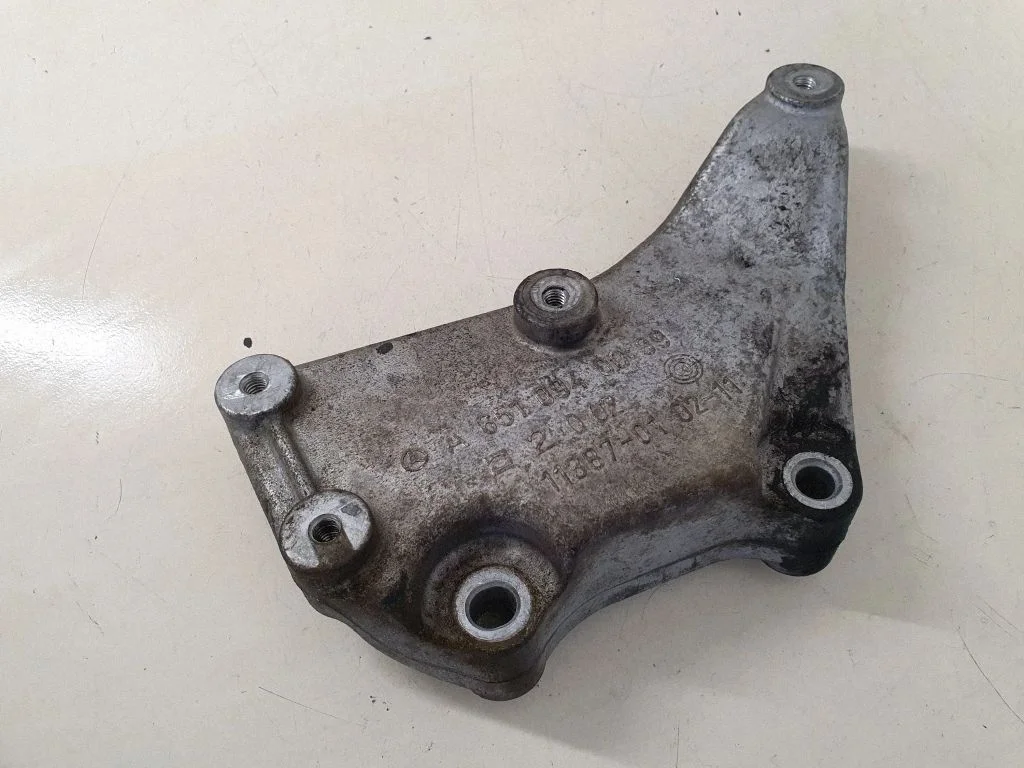 Engine mounting bracket A6510940039