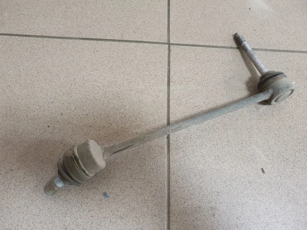 Priekinė stabilizatoriaus traukė