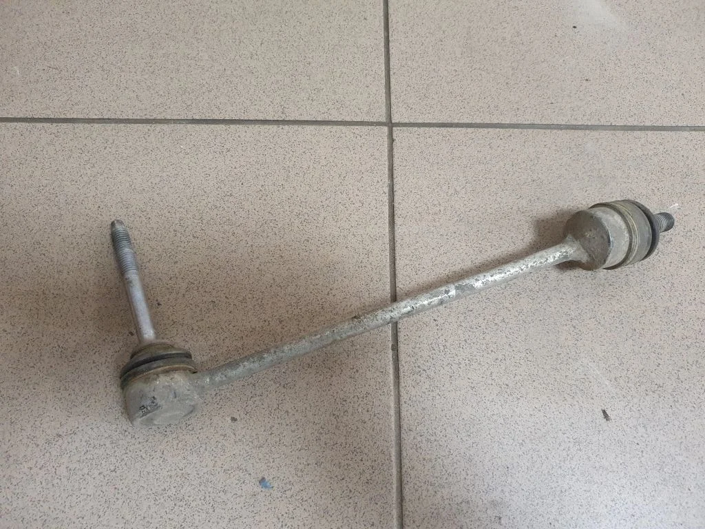 Priekinė stabilizatoriaus traukė