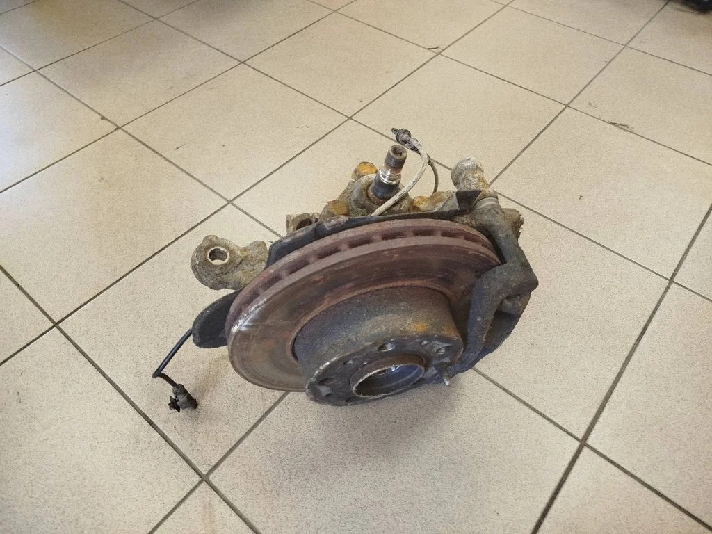 Front wheel hub spindle knuckle – left