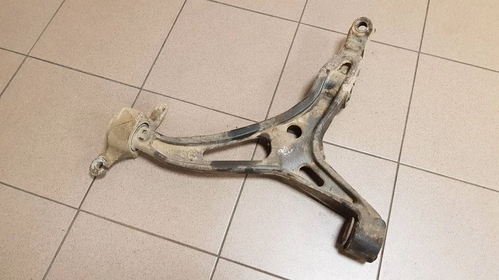 Front lower control arm/wishbone – left