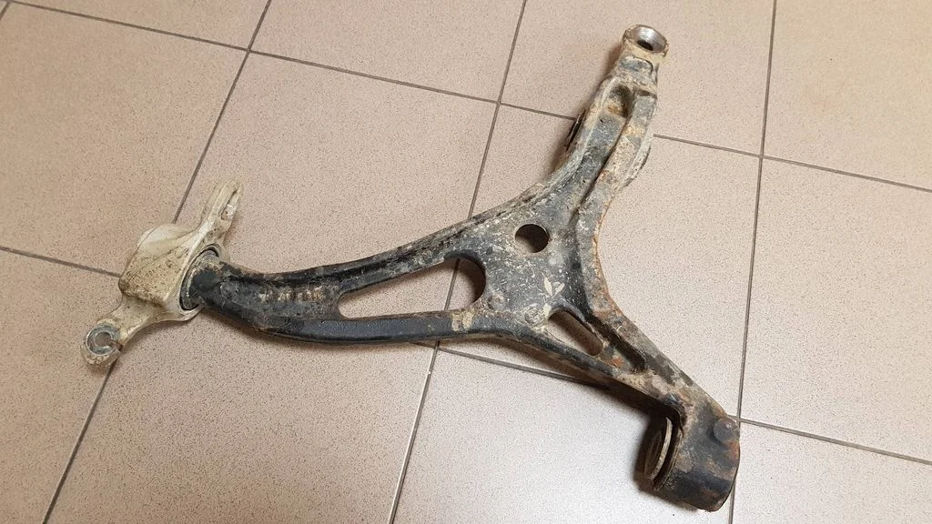 Front lower control arm/wishbone – right