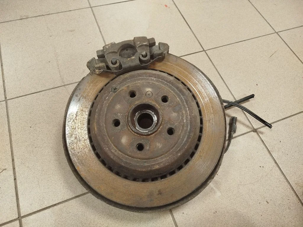 Rear wheel hub – left