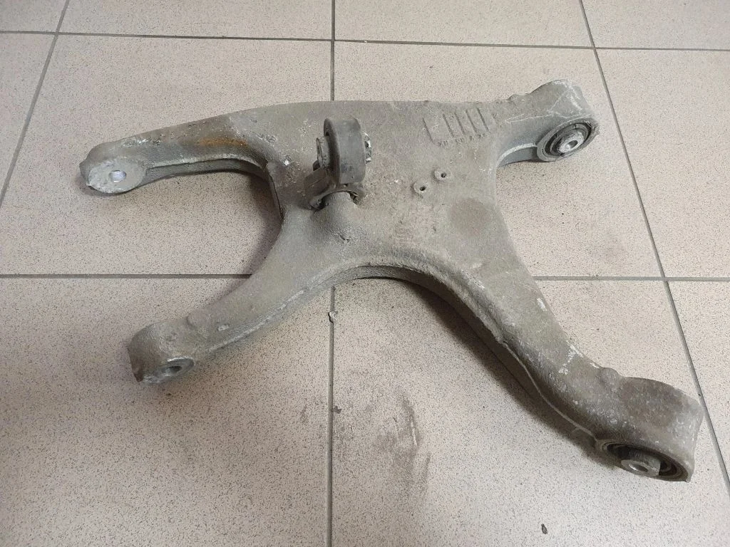 Rear upper control arm/wishbone – right