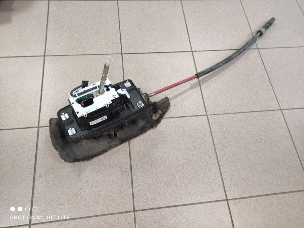 Gear selector mechanism 8R1713041H