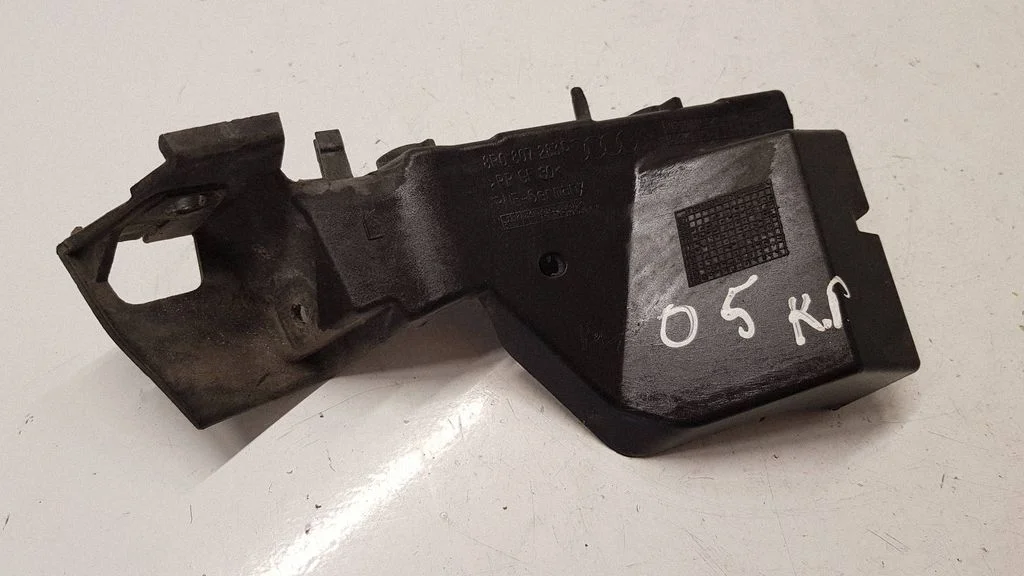 Front bumper mounting bracket 8R0807283C