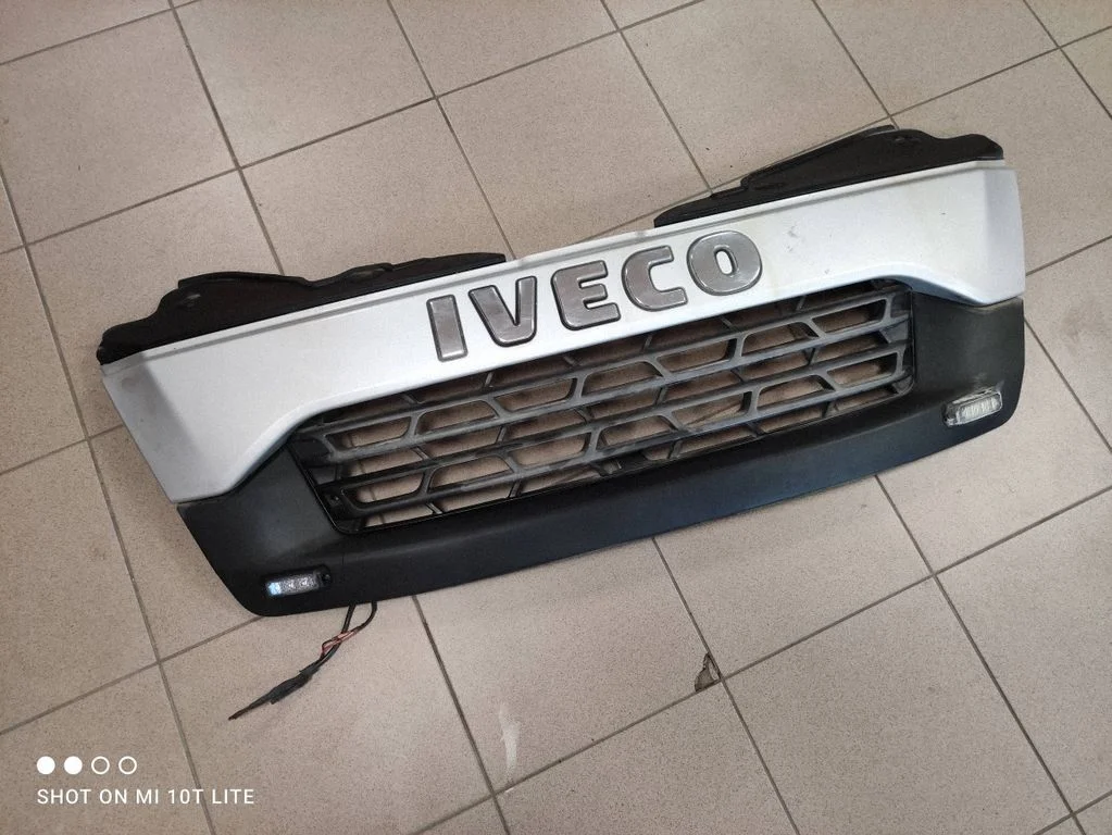 Esistange ülemine radiaatorivõre – Iveco Daily 5th gen (2011-2014)