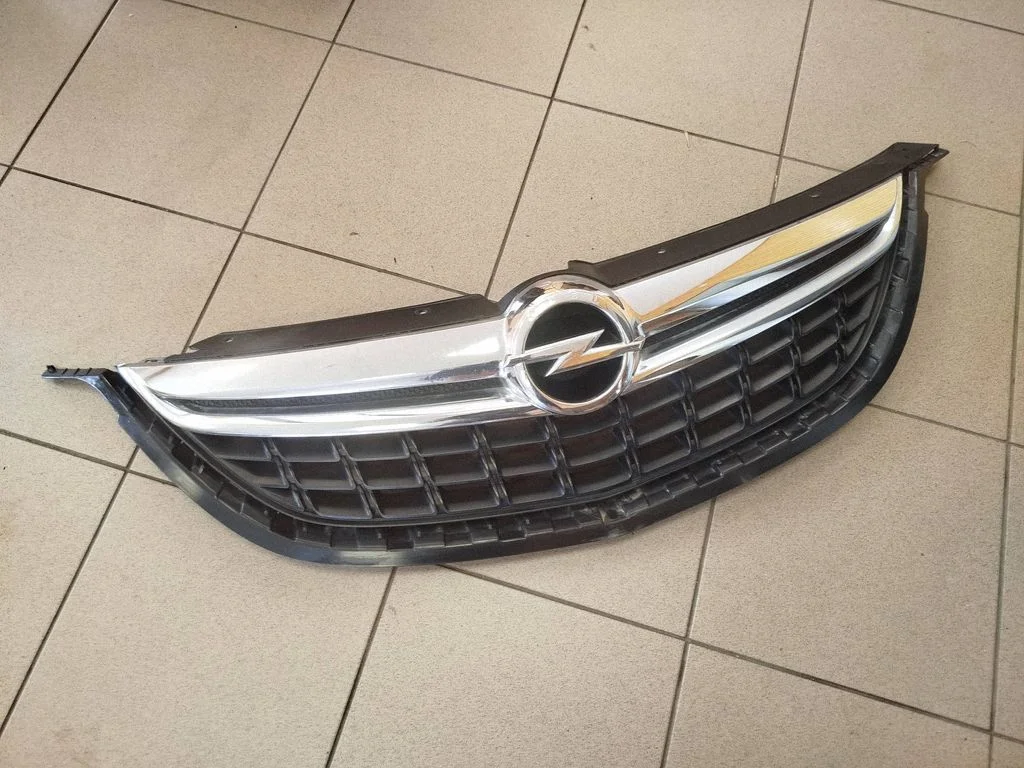 Front bumper upper radiator grill – Opel Zafira C (2011-2019)