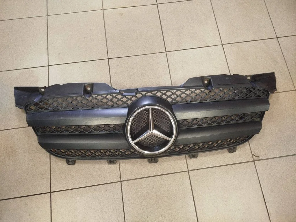 Esistange ülemine radiaatorivõre A9068800385
