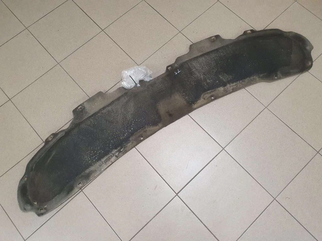 Garso izoliacija variklio dangčio
