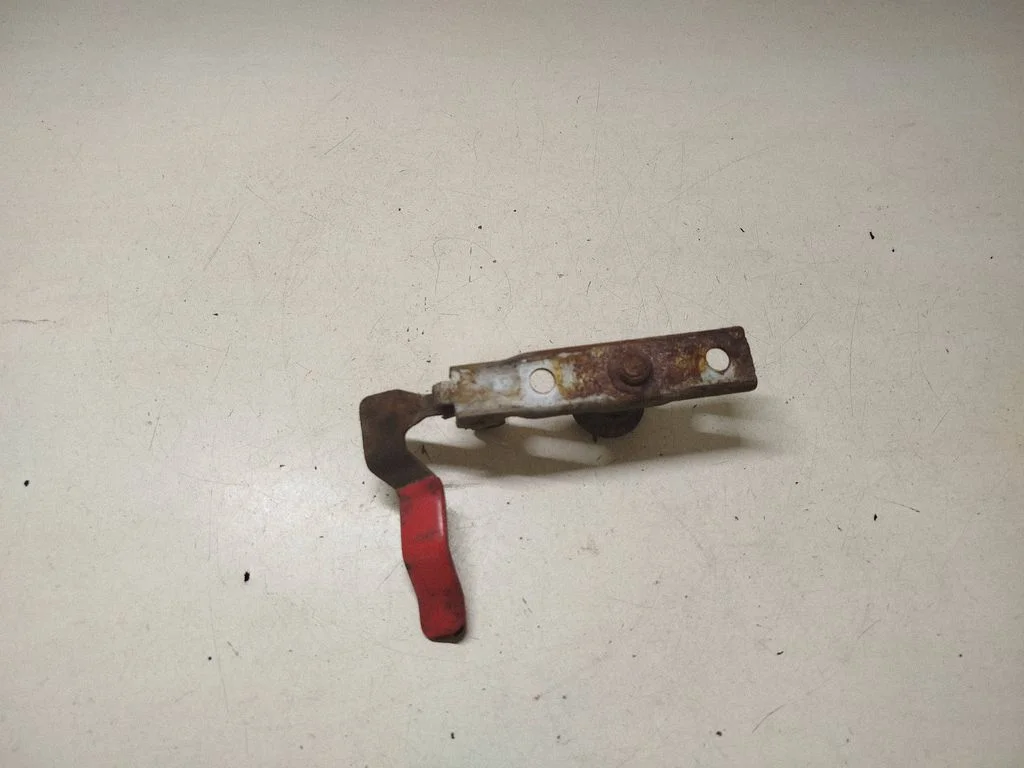 Kilpa variklio dangčio spynos