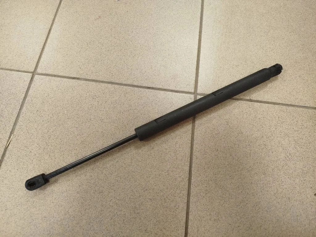 Amortizatorius variklio dangčio