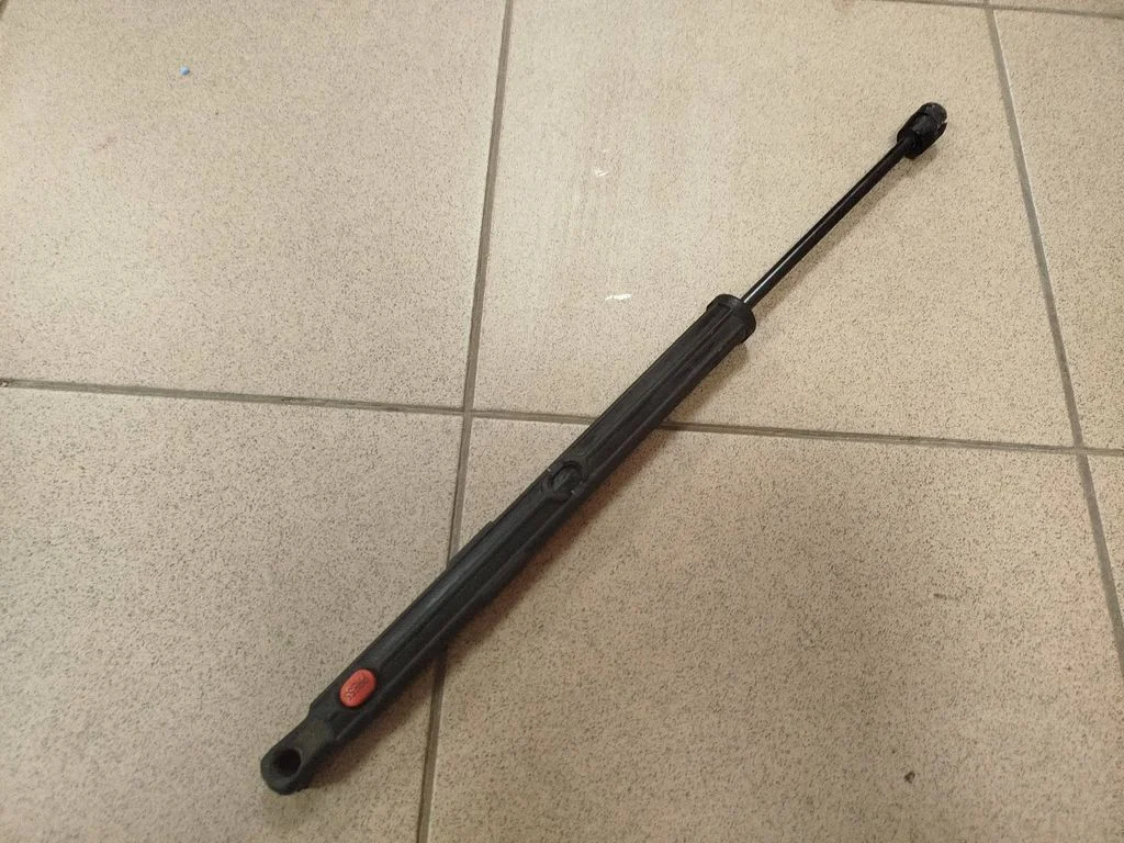 Amortizatorius variklio dangčio