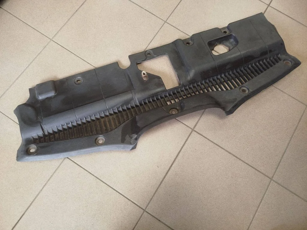 Apdaila variklio dangčio spynos
