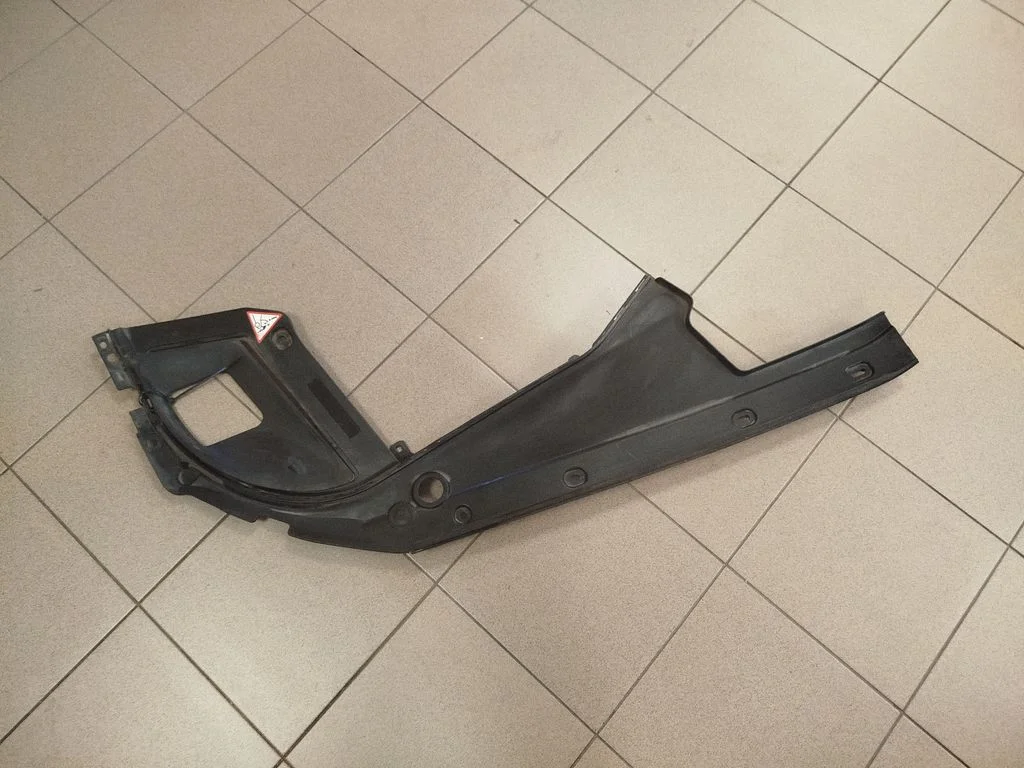 Apdaila variklio dangčio spynos