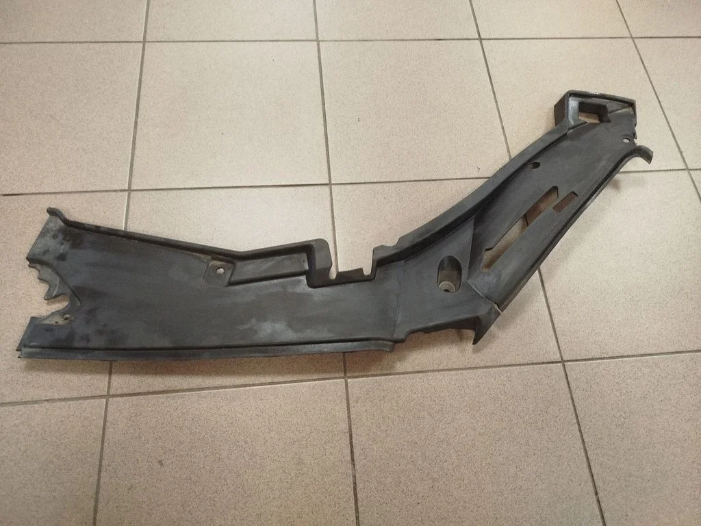 Apdaila variklio dangčio spynos