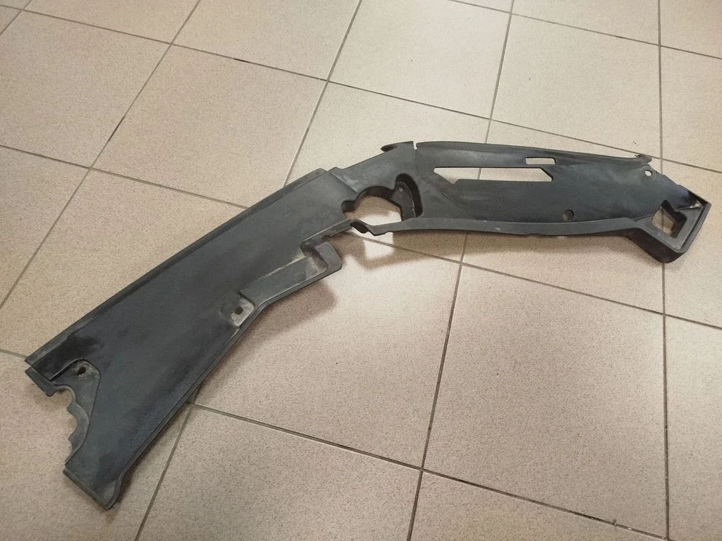 Apdaila variklio dangčio spynos