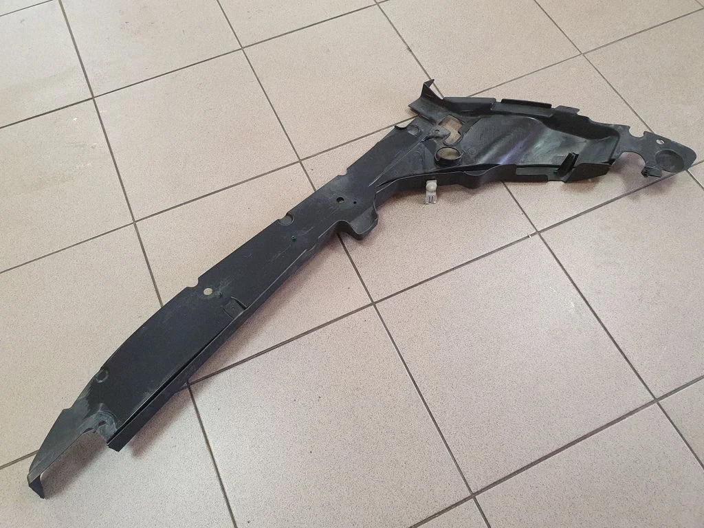 Apdaila variklio dangčio spynos